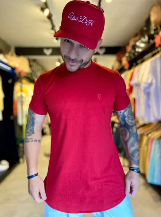 Camiseta Canelada Vermelha UseDiH com Logo D Minimalista